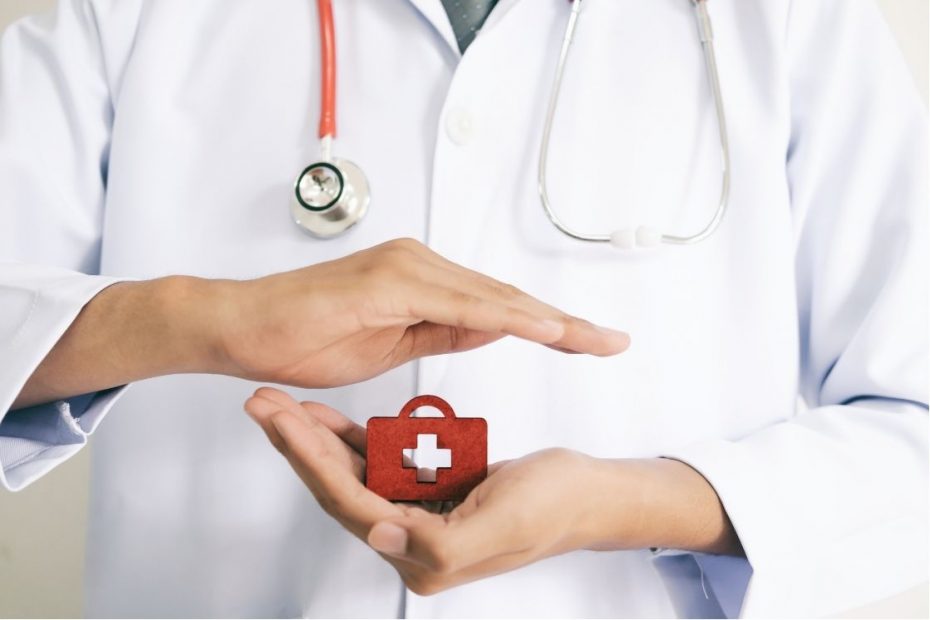 Un médico guardando un neceser con las manos, para simular las aplicaciones de la IA en la salud