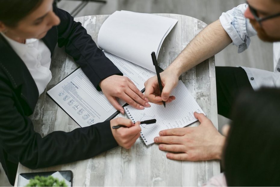 Un consultor trabajando con un cliente, representando como la IA puede ayudarte a ofrecer recomendaciones personalizadas a tus clientes